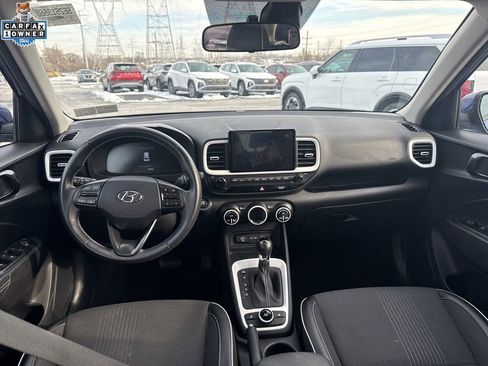Used 2023 Hyundai Venue Limited image 9