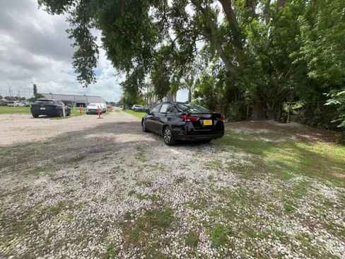 Used 2025 Nissan Versa SV FWD image 17