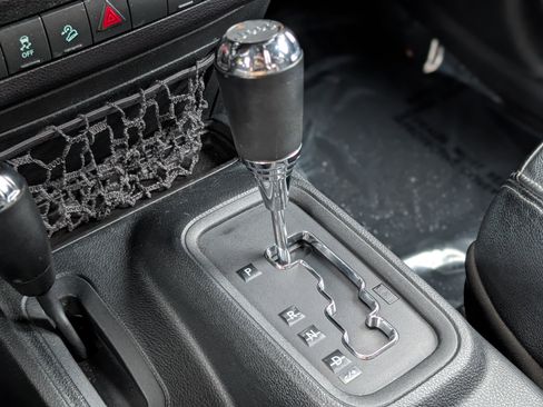 Used 2016 Jeep Wrangler Unlimited Sahara image 16