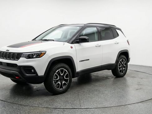 Used 2025 Jeep Compass Trailhawk AWD/4WD image 3