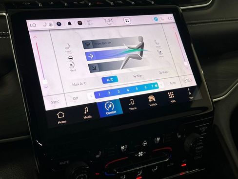 Used 2024 Jeep Grand Cherokee Limited w/ Luxury Tech Group II image 18