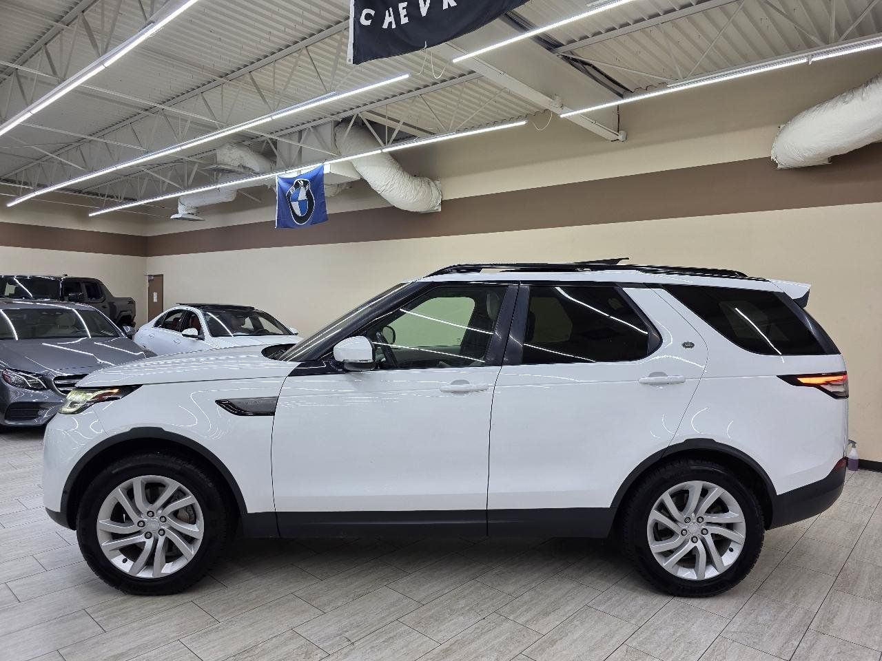 Used 2019 Land Rover Discovery SE AWD/4WD image 9