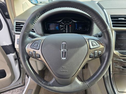 Used 2013 Lincoln MKX FWD image 12
