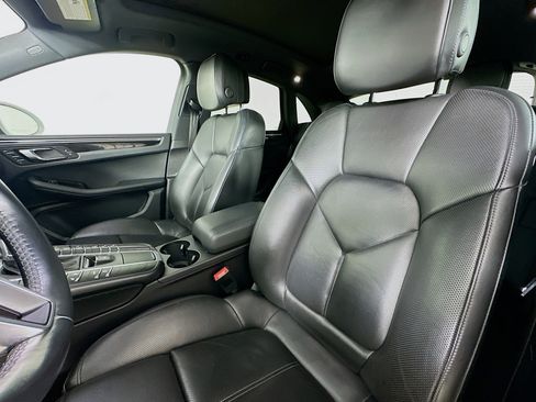Used 2018 Porsche Macan S image 30