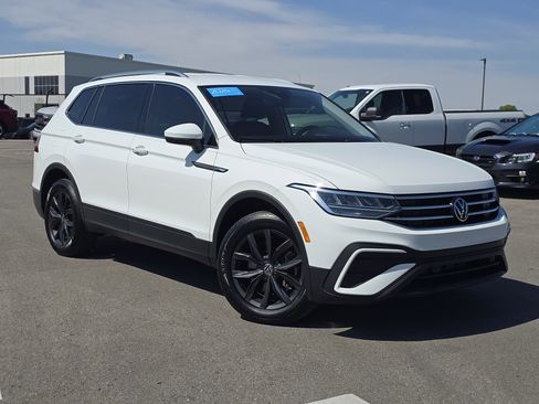 Certified 2024 Volkswagen Tiguan SE AWD/4WD image 1