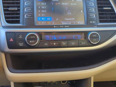 Used 2019 Toyota Highlander XLE image 18