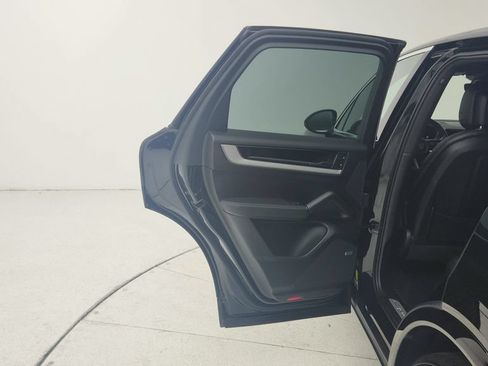 Used 2025 Porsche Cayenne AWD/4WD image 22