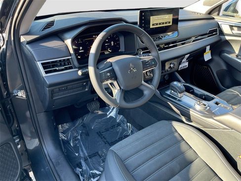 New 2025 Mitsubishi Outlander SE image 9