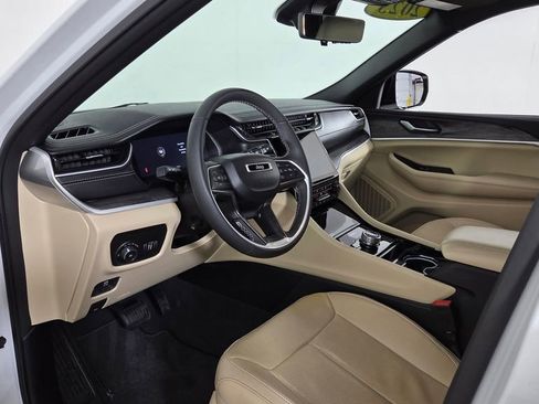 Used 2023 Jeep Grand Cherokee Limited w/ Luxury Tech Group II AWD/4WD image 15