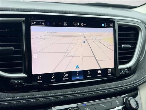 Used 2024 Chrysler Pacifica Select image 18