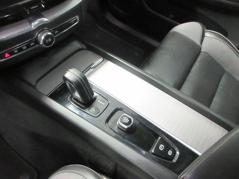 Used 2022 Volvo XC60 B5 R-Design w/ Advanced Package AWD/4WD image 26