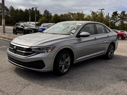 Used 2024 Volkswagen Jetta SE image 3