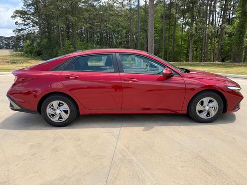 Certified 2025 Hyundai Elantra SE image 6