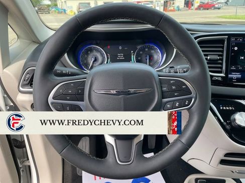 Used 2023 Chrysler Pacifica Touring-L FWD image 14