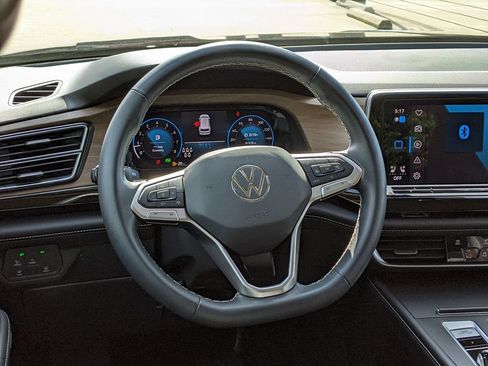 Certified 2024 Volkswagen Atlas SE FWD image 13