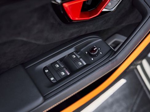 Used 2023 Lamborghini Urus Performante AWD/4WD image 40