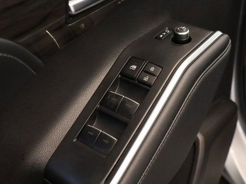 Used 2024 Toyota Highlander Limited image 12