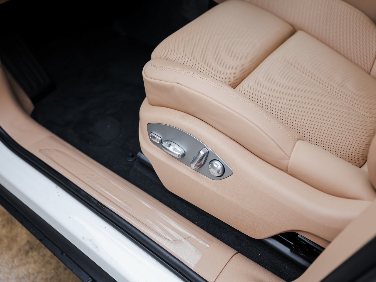 Certified 2026 Porsche Macan AWD/4WD image 14