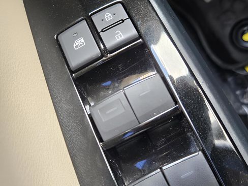 Used 2019 Toyota Prius XLE image 33