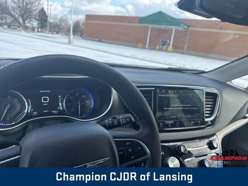 Used 2024 Chrysler Pacifica Touring-L image 25