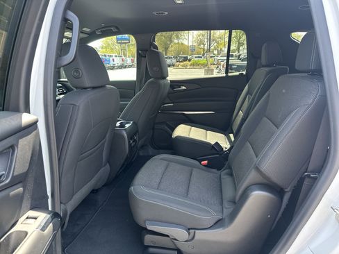 Used 2024 Chevrolet Traverse LT w/ LPO, Floor Liner Package FWD image 31