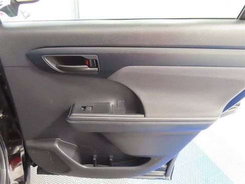 Used 2021 Toyota Highlander LE AWD/4WD image 29