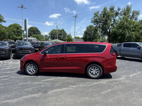 New 2027 Chrysler Pacifica Select FWD image 11