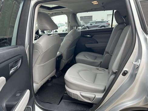 Used 2020 Toyota Highlander XLE AWD/4WD image 17