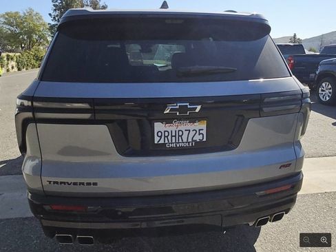 Used 2025 Chevrolet Traverse RS image 8