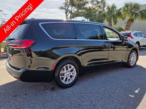 Used 2024 Chrysler Pacifica Touring-L FWD image 5