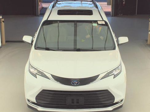 Used 2022 Toyota Sienna XLE image 3