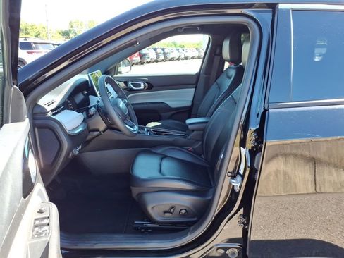Used 2025 Jeep Compass Limited AWD/4WD image 4