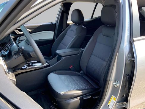 Used 2025 Chevrolet Trax LT FWD image 8