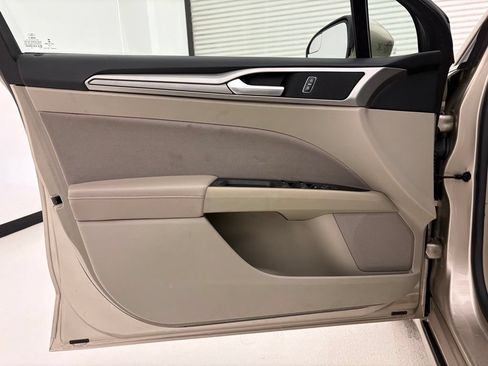 Used 2018 Ford Fusion SE FWD image 22