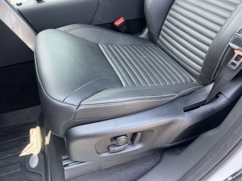 Certified 2025 Land Rover Discovery S AWD/4WD image 18