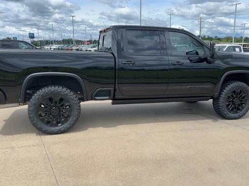 Used 2025 Chevrolet Silverado 2500 High Country w/ Midnight Edition AWD/4WD image 8