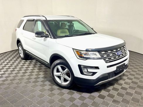 Used 2017 Ford Explorer XLT w/ Equipment Group 201A AWD/4WD image 5