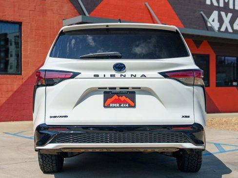 Used 2025 Toyota Sienna XSE w/ XSE Plus Package image 6