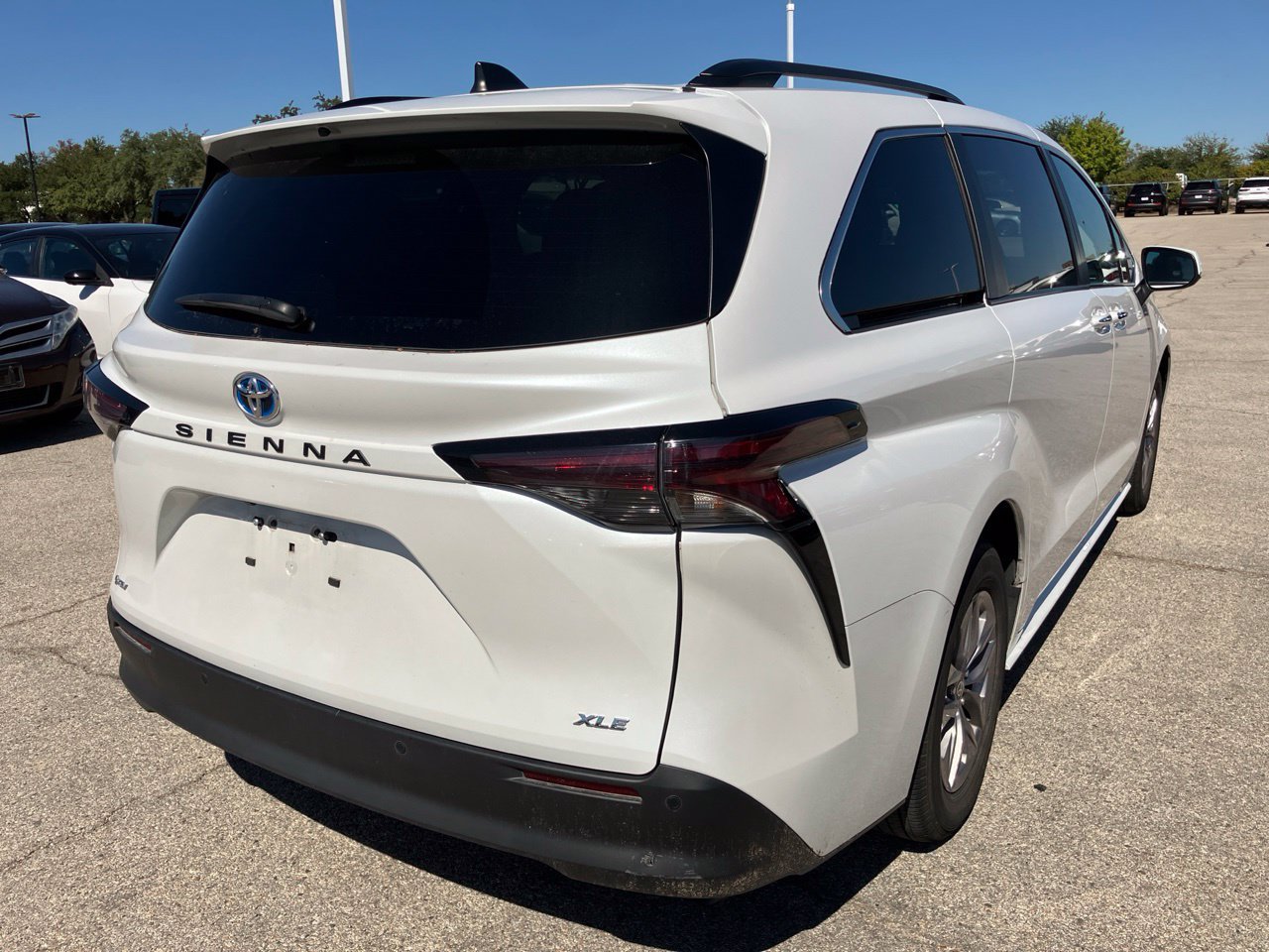 Used 2025 Toyota Sienna XLE FWD image 4