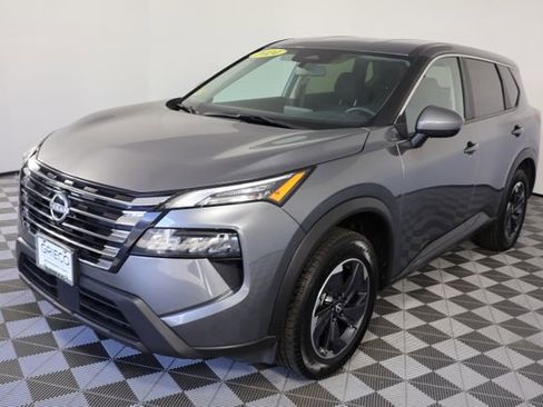 Used 2024 Nissan Rogue SV image 4