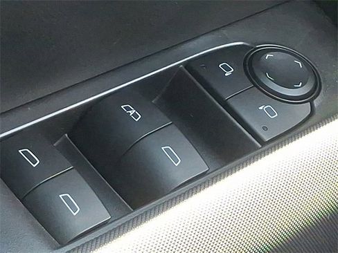 Used 2025 Chevrolet Colorado Z71 w/ Technology Package image 32