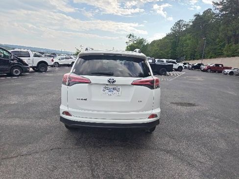 Used 2018 Toyota RAV4 LE FWD image 4