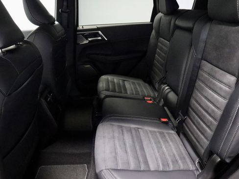 New 2025 Mitsubishi Outlander SE image 16