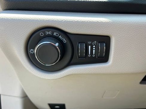 Used 2020 Chrysler Voyager Lxi FWD image 10