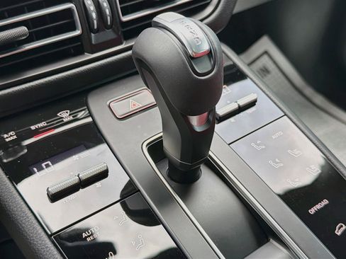 Used 2025 Porsche Macan AWD/4WD image 28
