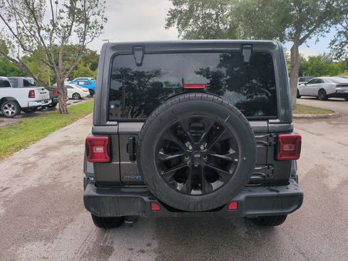 Used 2025 Jeep Wrangler Unlimited Sahara AWD/4WD image 7