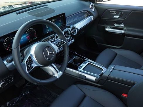 Used 2026 Mercedes-Benz GLB 250 image 2