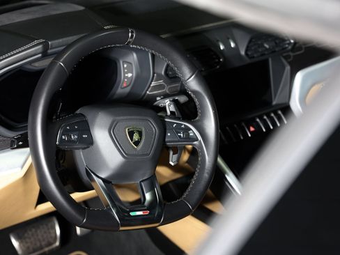 Used 2019 Lamborghini Urus AWD/4WD image 36