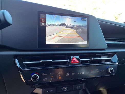 Used 2025 Kia Niro LX image 18