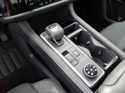 Used 2025 Nissan Pathfinder SV image 15